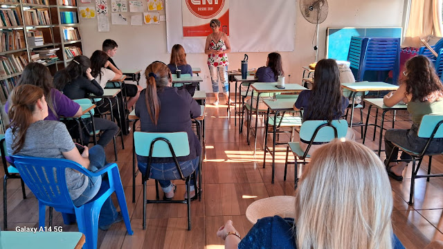 Estudantes do Magistério visitaram a Biblioteca Comunitária Cidade Nova, fortalecendo aprendizado social, cidadania, integração comunitária e valorização cultural.