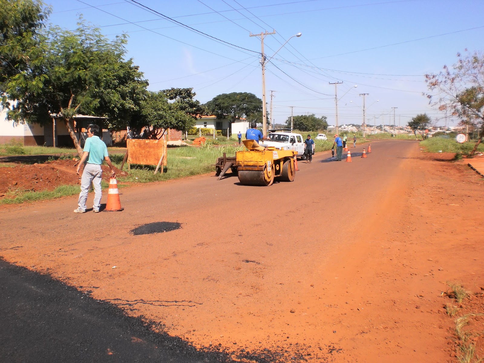 Servidores realizam operação “Tapa Buraco” na Avenida Garibalde após obras de drenagem no Cidade Nova