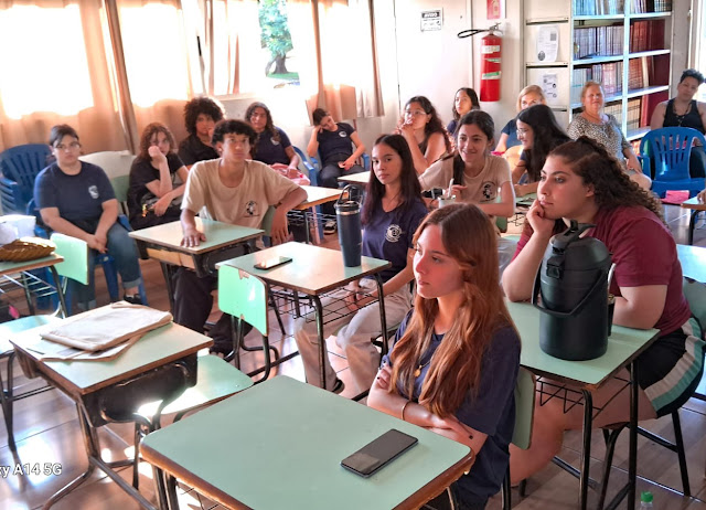 Visita dos Estudantes e Professores  Colégio Flávio Warken na Biblioteca Comunitária CNI